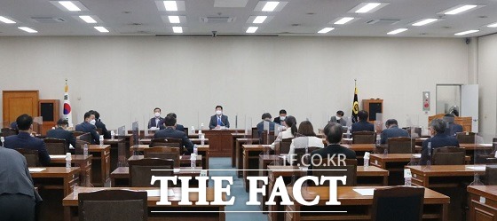 민주당 박재호 부산시당위원장은 12일 오전 부산시의회 2층 대회의실에서 열린 민주당 부산시의원 의원총회에서 결과에 대해 겸허히 받아들이고 말 한마디, 행동 하나가 시민들의 마음을 어떻게 샀는지 반성하자고 밝혔다. /부산=조탁만 기자.