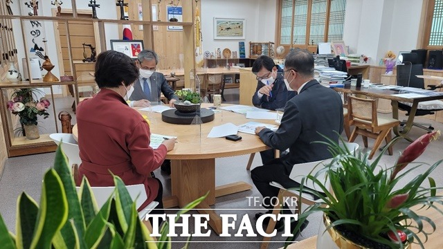 김병우 충북도교육감(왼쪽 시계방향 세 번째)이 제천고에서 학교 관계자들과 오는 2025년부터 전면적으로 도입되는 고교학점제에 따른 고교 교육활동 운영을 지원하는 방안을 마련하기 위한 간담회를 하고 있다./충북도교육청 제공