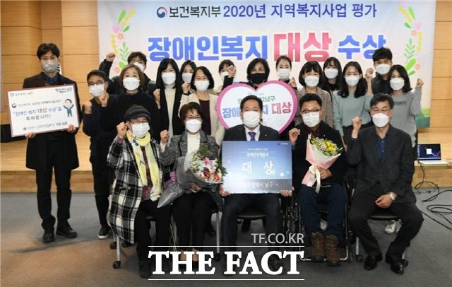 광주 남구청이 지난 해 정부 장애인복지사업 평가 대상 수상 포상금 900만원을 관내 재난 취약계층 돕기에 기부, 주민들의 찬사를 받고 있다. 사진은 수상 기념촬영 장면./광주 남구청 제공