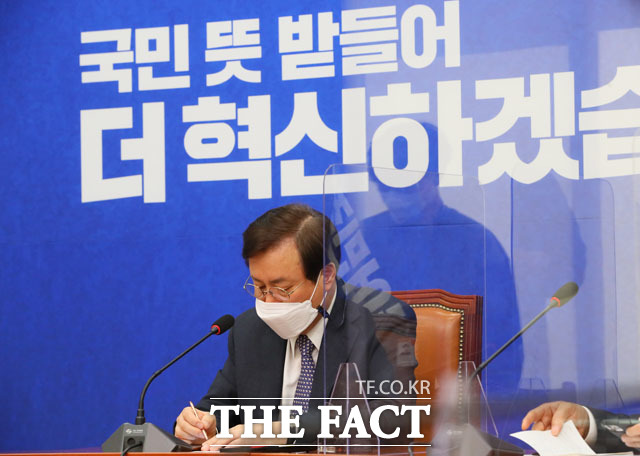 도종환 더불어민주당 비상대책위원장은 12일 국회에서 열린 비대위회의에서 당 안팎의 쇄신에 대한 요구와 견해들을 적극 수렴해 나갈 것이라고 말했다. /남윤호 기자