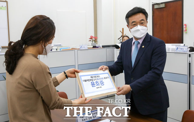 윤호중 더불어민주당 의원(오른쪽)이 12일 오전 서울 여의도 국회에서 제21대 국회 더불어민주당 2기 원내대표 후보자 등록을 하고 있다. /국회=남윤호 기자