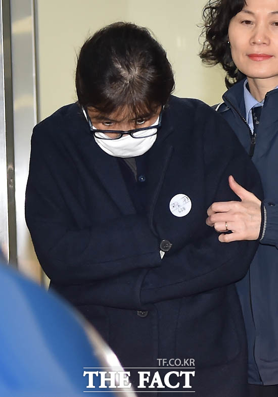 비선실세, 국정농단 의혹의 중심에 선 최서원씨(개명 전 최순실)가 서울시 서초동 서울중앙지방법원에서 영장실질심사를 마친 뒤 호송차로 이동하고 있다. /더팩트DB