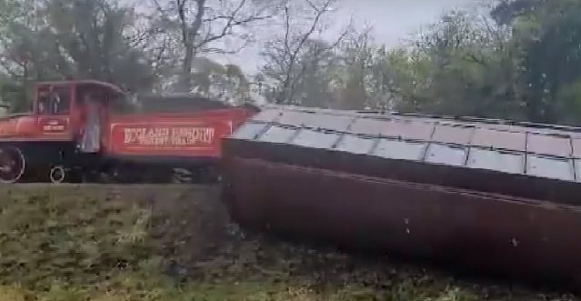 제주도소방당국에 따르면 제주시 조천읍 교래리 에코랜드에서 12일 오후 2시 30분께 관광객과 운전기사 등 37명이 탑승한 숲 탐방 관광체험용 기차가 전도됐다. / 제보영상 캡쳐