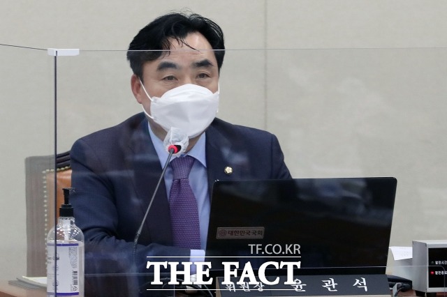 더불어민주당 3선 중진 의원들이 13일 국회 의원회관에서 간담회를 열고 윤관석 정무위원장이 19일 서울 여의도 국회에서 당 수습책 등과 관련해 의견을 교환했다. 사진은 국회 정무위원장 윤관석 의원. /이새롬 기자