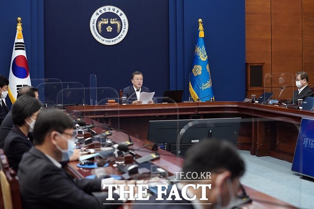 문재인 대통령이 13일 청와대에서 화상 국무회의를 주재하고 있다. 이날 회의에는 오세훈 서울시장이 처음으로 참석했다. /청와대 제공