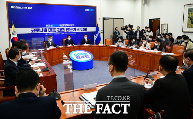 도종환 더불어민주당 비상대책위원장(가운데)이 13일 오전 서울 여의도 국회에서 열린 코로나19 대응 관련 전문가 간담회에 참석해 인사말을 하고 있다. /국회=남윤호 기자