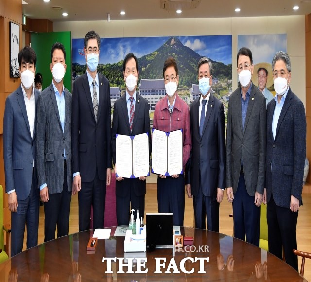 경북도는 12일 이철우 경북도지사(가운데 빨간색 점퍼),고우현 경북도의회 의장 등이 참석해 경북도의 공공기관장 인사검증 대상기관을 5개에서 7개 기관으로 확대하는‘경상북도 산하기관 등의 후보자에 대한 인사검증 실시 협약’을 체결했다/안동=김서업 기자