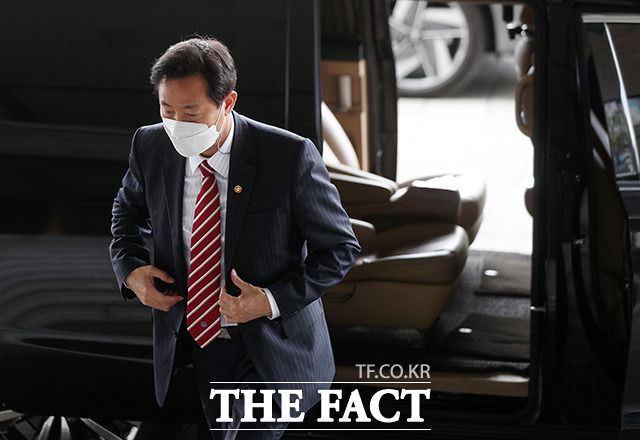 오세훈 서울시장이 국무회의에 참석을 위해 정부서울청사에 도착하고 있다.