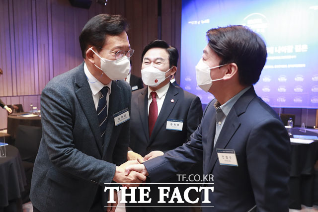 송영길 국회 외교통일위원회 위원장(왼쪽)과 안철수 국민의당 대표가 13일 오전 서울 여의도 페어몬트호텔에서 열린 이코노믹포럼에 참석해 악수를 하고 있다. 가운데는 원희룡 제주도지사. /국회사진취재단