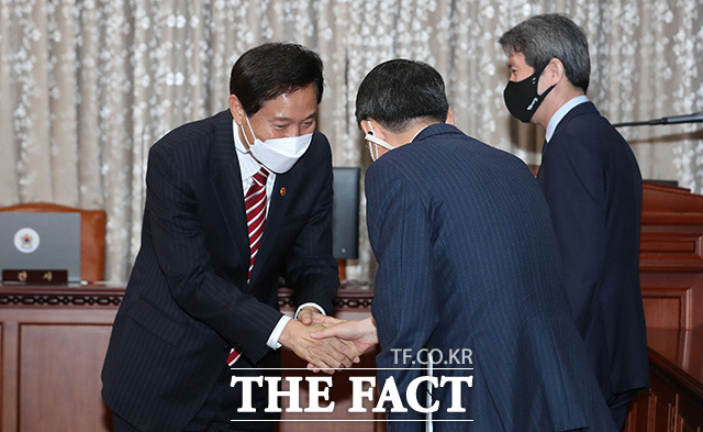 오세훈 서울시장이 국무회의에 참석해 국무위원들과 인사를 하고 있다.