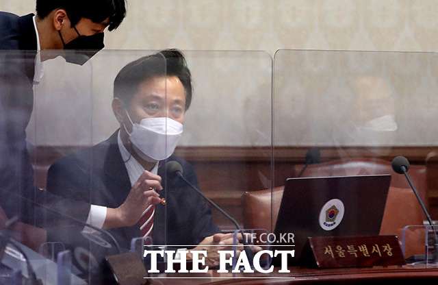 13일 정부서울청사에서 영상으로 열린 국무회의에 참석해 회의 시작을 기다리는 오세훈 서울시장. /임영무 기자