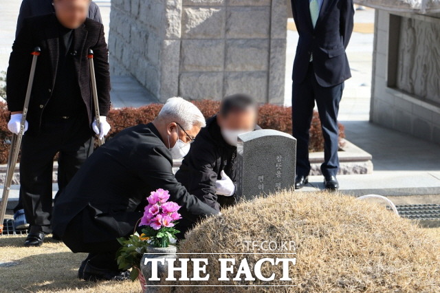 지난 3월 16일 5.18진압공수부대원인 A씨가 한 청년을 살해했다고 유족에게 고백한 후 5.18조사위 송선태 위원장과 함께 희생자 묘지에 헌화하고 있다. /5.18조사위 제공