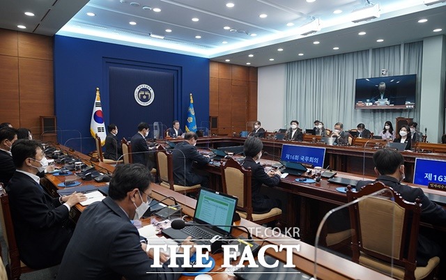 문재인 대통령이 13일 청와대에서 주재한 화상 국무회의에서 오세훈 서울시장과 국무위원들 간 방역·부동산 문제를 둘러싼 토론이 있었던 것으로 확인됐다. /청와대 제공