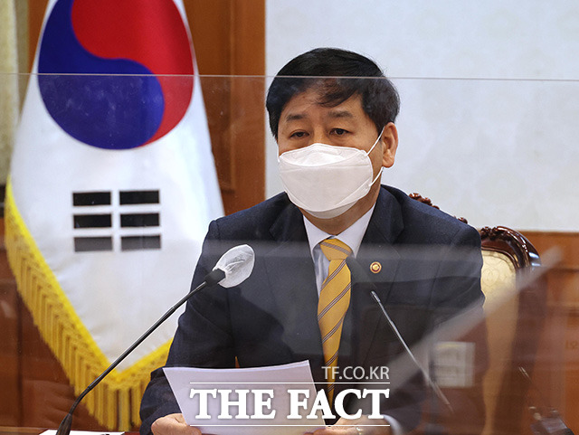 구윤철 국무조정실장이 13일 오전 서울 종로구 세종대로 정부서울청사에서 일본 정부의 후쿠시마 방사능 오염수 해양방류를 결정과 관련해 긴급 관계차관회를 갖고 있다./임영무 기자