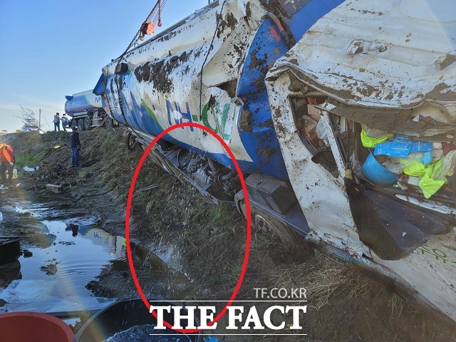 논으로 구른 주유차량에서 경유가 유출되고 있다. 붉은색 선은 기름 유출 모습. / 전유진 기자