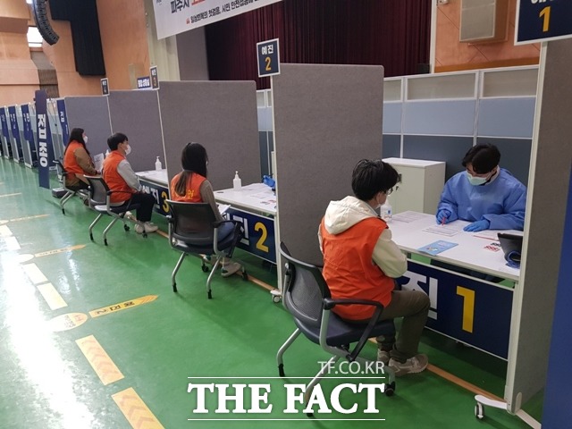 파주시는 지난 5일 자가발전시설,냉난방 시설,백신 보관장비 등과 백신 수송계획과 이상반응 발생환자 긴급 이송 체계 등 접종과정에서 발생 가능한 모든 상황에 대해서 점검했다.또한 9일에는 경기도와 합동으로 실시한 모의 훈련을 통해 공간과 인력확보 내역,운영방식 등에 대해 최종 점검했다./파주시 제공