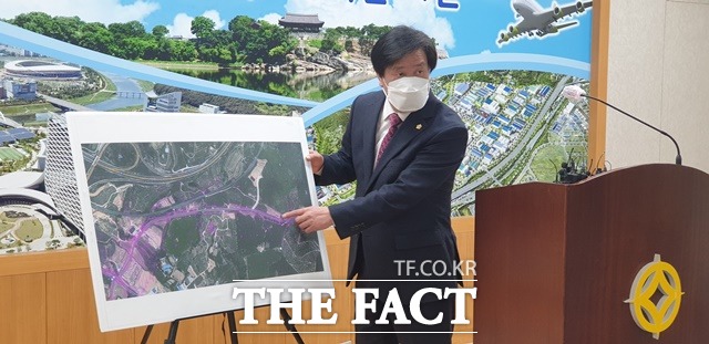 류재수 진주시의원이 공직자의 부동산 투기행위에 대해 기자회견을 하고 있다./진주=이경구 기자