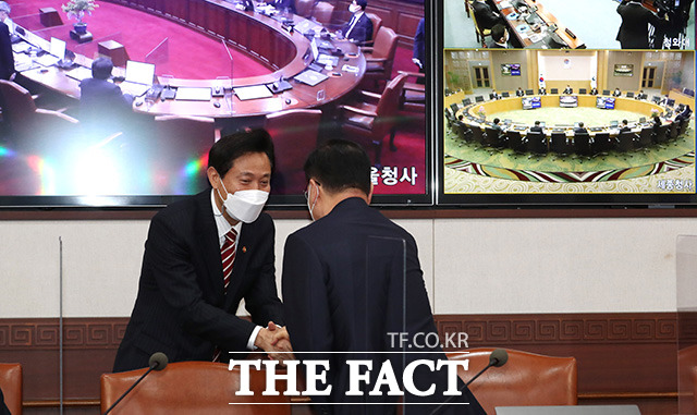 오세훈 시장이 정의용 외교부 장관과 인사를 하고 있다.