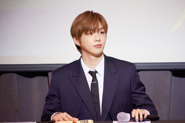 강다니엘은 흔히 노란색을 귀여운 색으로 받아들이는데 저한텐 밝은 색은 아니다. 새벽에 가로등을 볼 때 노란색이고 저에겐 차갑고 혼자만 생각하는 시간인 색이라며 속마음을 담은 일기장 같은 앨범이라고 새 앨범을 소개했다. /커넥트엔터 제공