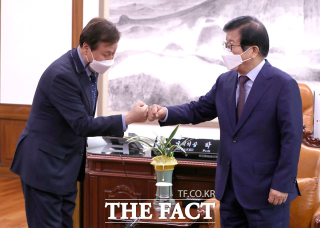 박병석 국회의장(오른쪽)이 13일 오후 서울 여의도 국회 의장실에서 도종환 더불어민주당 비상대책위원장의 예방을 받고 주먹인사를 하고 있다. /국회=남윤호 기자