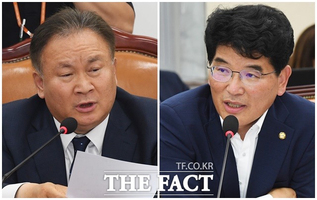 더불어민주당 5선 중진 이상민(왼쪽) 의원과 자당 원내대표 선거에 출마한 박완주 의원이 13일 각각 야당과 상임위 재배분을 논의해야 한다고 주장했다. /배정한 기자