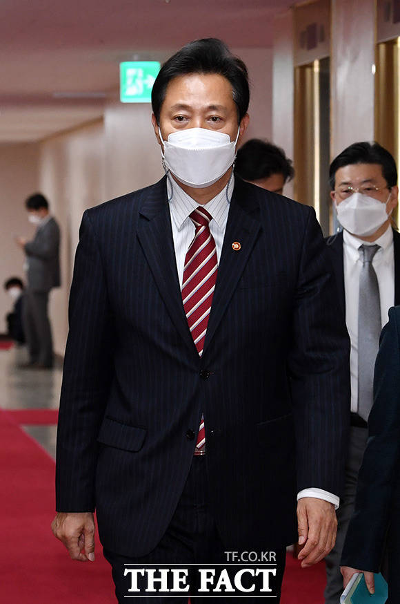 오세훈 서울시장이 취임후 처음으로 열린 국무회의에 참석하고 있다.