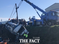  청주서 25t 주유소 차량 논으로 굴러…기름 3천ℓ 유출