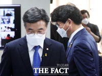  원내대표 향한 윤호중-박완주, '각자의 자리로' [TF사진관]