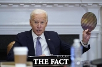  바이든 요청 즉각 화답한 인텔 '차량용 반도체 제조할 것'