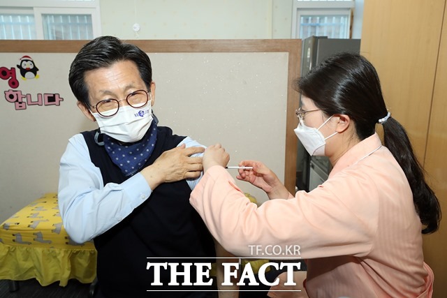 유기상 전북 고창군수가 14일 지역 재난안전대책본부장 자격으로 신종 코로나바이러스 감염증(코로나19) 백신을 접종했다. /고창군 제공