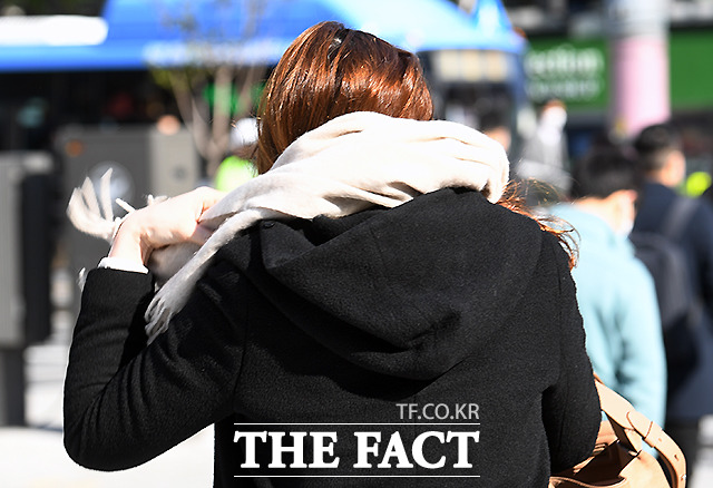 목도리 둘러매는 시민.