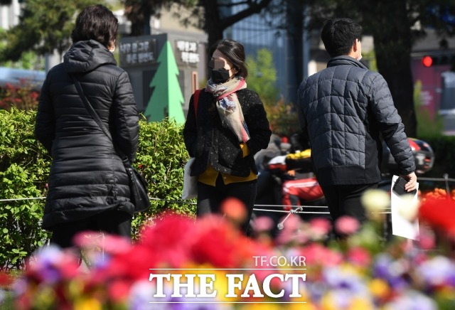 4월 중순 때아닌 한파특보가 내려졌다. 기상청에 따르면 목요일인 15일도 오전까지 쌀쌀하다 낮부터 기온이 오르며 포근하겠다. /남용희 기자