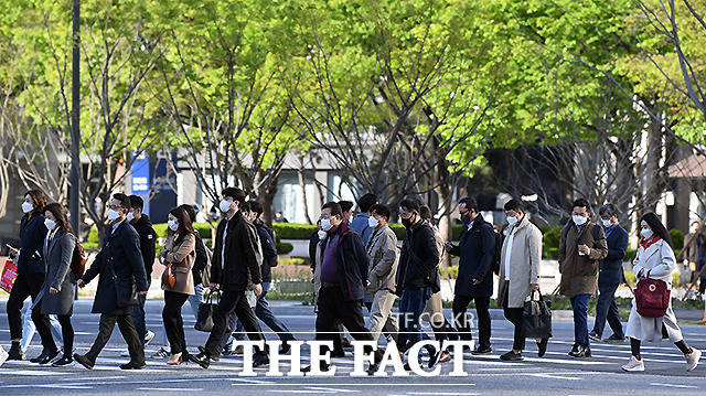 4월의 때늦은 꽃샘추위가 기승을 부리는 14일 오전 서울 종로구 광화문사거리 일대에서 시민들이 두꺼운 옷을 입고 출근하고 있다.