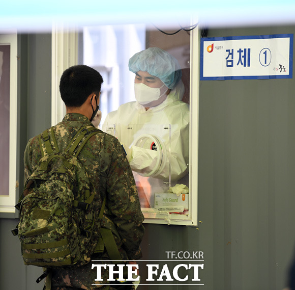 오세훈 서울시장이 제안한 자가검사키트 활용에 대해 방역당국이 학교, 콜센터 등에서 보조 수단으로는 활용 가능하다는 입장을 밝혔다. 9일 오후 서울 중구 서울역광장 코로나19 임시선별검사소에서 한 시민이 검사를 받고 있다. /임세준 기자