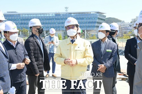 이춘희 세종시장이 현장점검을 하고 있는 모습./세종시 제공