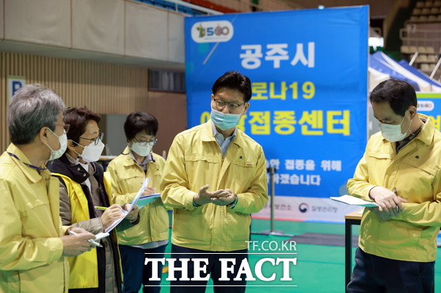 김정섭 공주시장이 코로나 19 백신예방접종센터 준비 상황을 점검하고 있다. /공주시 제공