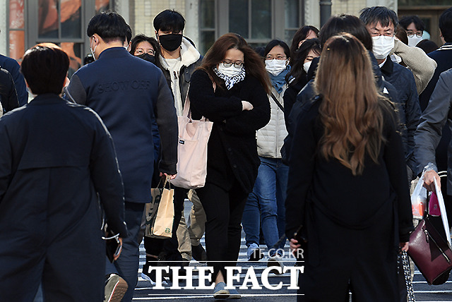 서울의 아침 기온이 3도에 머무는 등 4월의 때늦은 꽃샘추위가 찾아온 14일 오전 서울 종로구 광화문사거리 일대의 시민들이 두꺼운 옷을 입고 출근하고 있다. /이새롬 기자