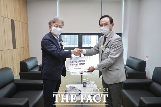 박상돈 천안시장이 14일 권칠승 중기부 장관에게 중진공 산하 중소기업유통센터의 천안 이전을 위한 건의문을 전달했다./ 천안시 제공