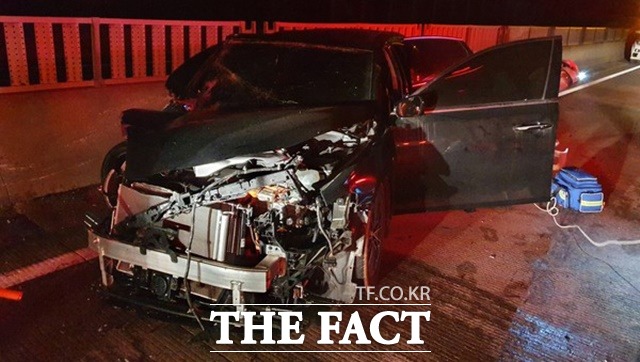 천안논산고속도로에서 승용차가 공사 중이던 장비를 들이받아 4명의 사상자가 발생했다./충남소방본부 제공