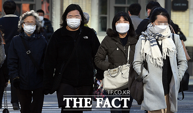 4월에 다시 챙겨 입은 두꺼운 옷.