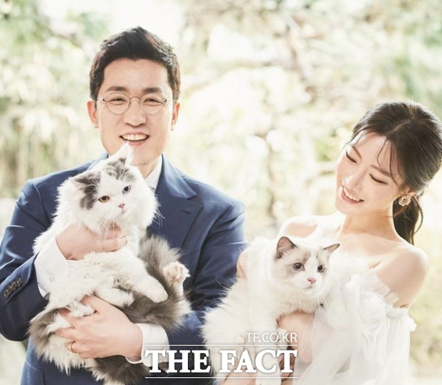 김상민 전 의원은 아내 이 씨의 영향으로 애묘인의 길로 들어섰다. 두 사람은 반려묘와 함께 찍은 웨딩 사진도 공개했다. /김상민 이롬 대표 SNS 갈무리