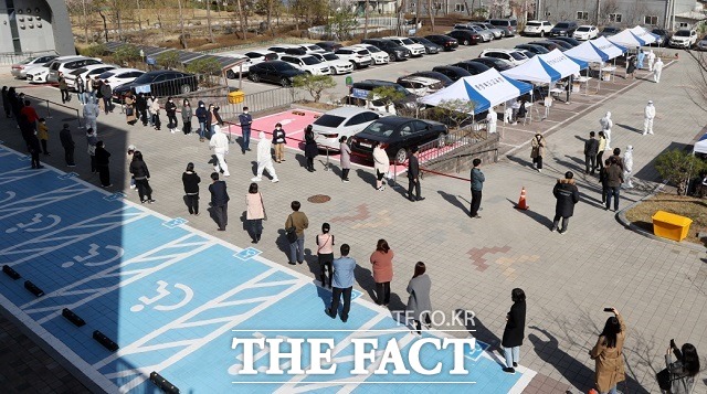 충북 청주시의 보습학원 코로나19 집단감염과 관련해 임시선별진료소에서 학생 등 교육 관계자들이 진단검사를 받고 있다. / 충북도교육청 제공