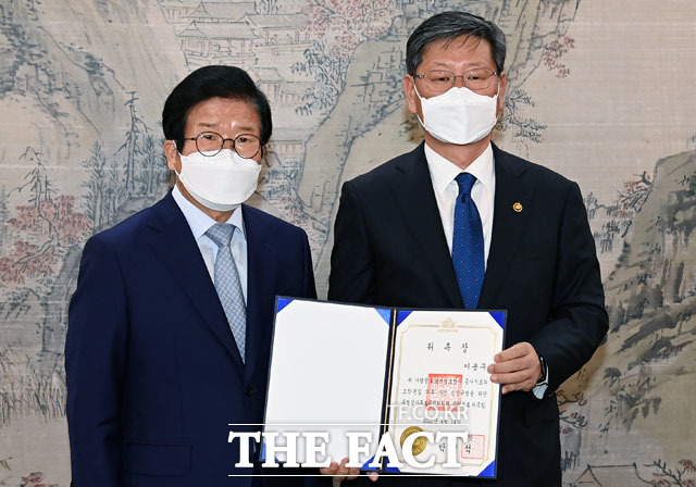박병석 국회의장(왼쪽)이 세월호참사 진상규명 특별검사 후보 추천위원으로 위촉된 이용구 법무부 차관과 기념촬영을 하고 있다.
