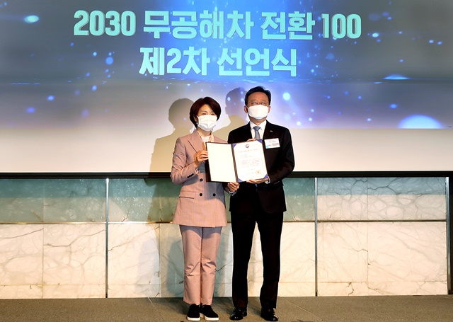 지난 14일 서울 중구 더 플라자호텔에서 열린 한국형 2030 무공해차 전환 100 선언식에서 정상혁 신한은행 부행장(오른쪽)과 한정애 환경부 장관이 기념 촬영을 하고 있다. /신한은행 제공