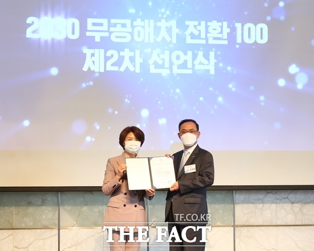 신한카드는 정부의 친환경 정책에 부응해 한국형 무공해차 전환 100 (K-EV100) 릴레이 선언식에 참여했다고 15일 밝혔다. 사진은 지난 14일 서울 중구 더 플라자 호텔에서 열린 선언식에서 한정애 환경부 장관과 최재훈 신한카드 Multi Finance그룹장(오른쪽)이 기념 사진을 촬영하고 있는 모습. /신한카드 제공