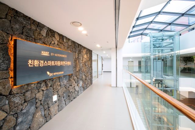 제주국제자유도시개발센터는 제주혁신성장센터 ‘Route330 AEV’의 입주기업과 KAIST가 협업해 전기차 모니터링 차량관리 서비스를 시범 운영한다고 밝혔다. / JDC 제공