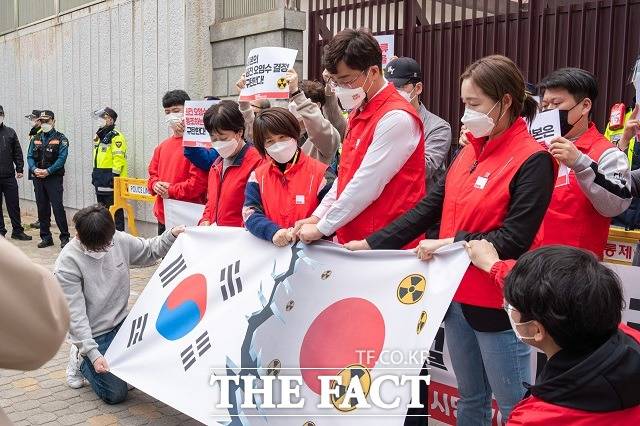 진보당 부산시당이 14일 오후 동구 일본영사관 앞에서 일본의 후쿠시마 원전 오염수 방류 방침을 규탄하는 기자회견 후 국교 단절 퍼포먼스를 진행하고 있다. /진보당 부산시당 제공
