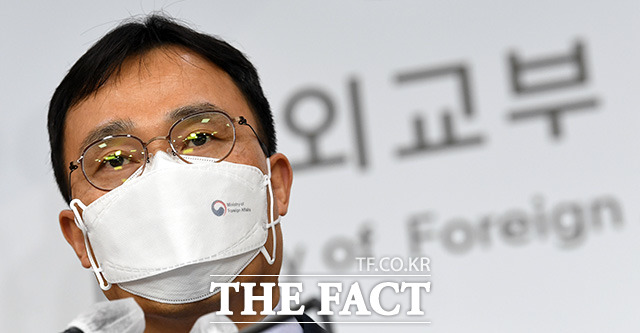 최영삼 외교부 대변인이 15일 오후 서울 종로구 세종대로 외교부청사에서 정례브리핑을 하고 있다./임영무 기자