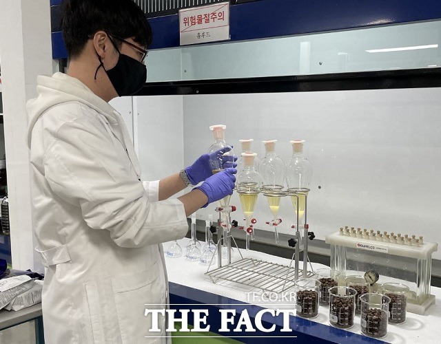 대전시 보건환경연구원 관계자가 커피의 잔류농약과 중금속 위해도를 검사하고 있다./대전시 제공