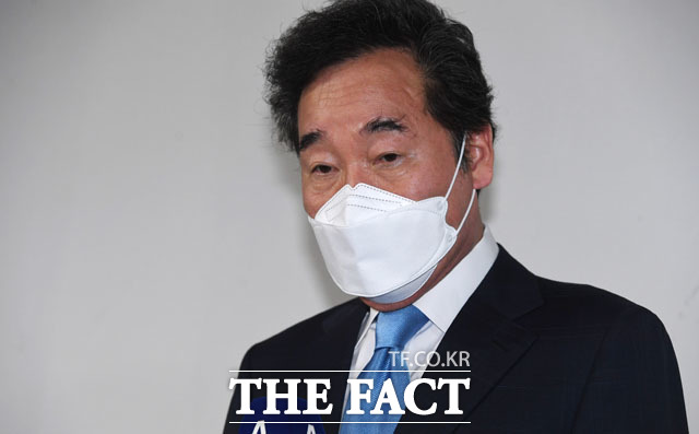 코로나19 자가격리에서 해제된 이낙연 더불어민주당 전 대표가 15일 오후 서울 종로구 자택에서 향후 행보 대한 취재진 질문에 답하고 있다. /국회사진취재단